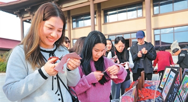 留學(xué)生學(xué)"非遺"感受中國文化魅力