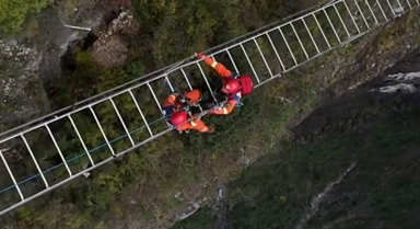 千米崖壁間消防員開展實(shí)戰(zhàn)演練